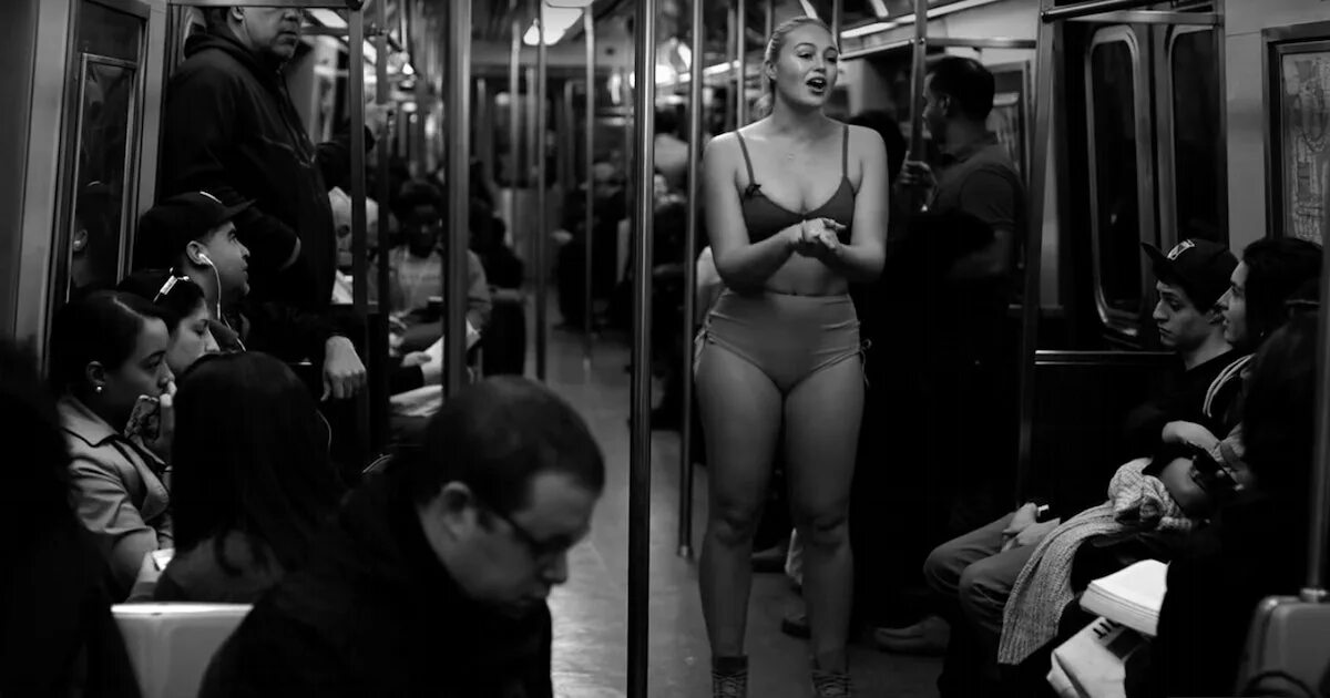 Раздевание одежду фото Iskra Lawrence strips down on the subway to issue a powerful statement on body p