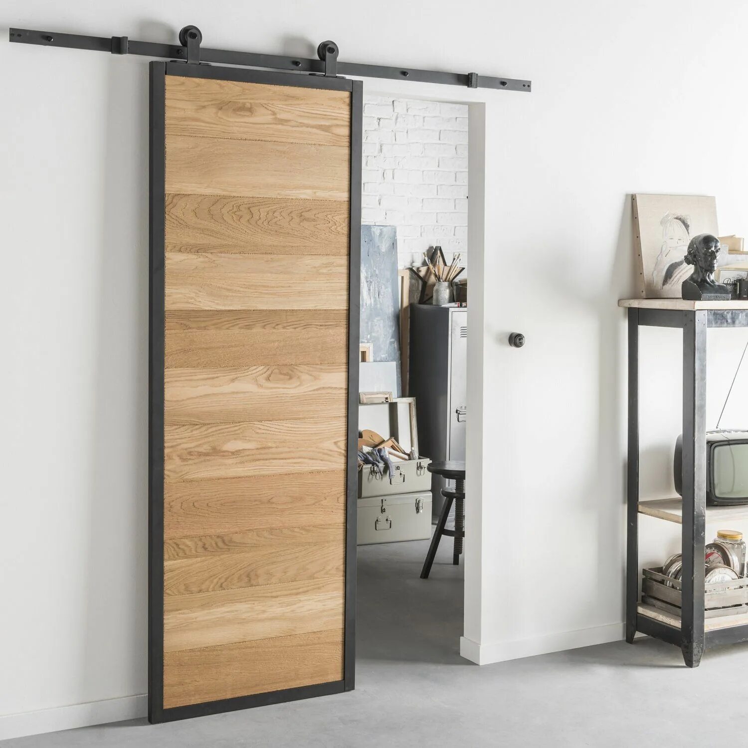 Раздвижные двери в стиле лофт Très belle porte en bois plein et alu noir pour un effet industriel Leroy Merlin