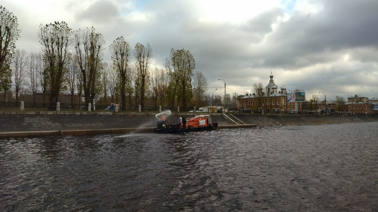 Разлив спб фото По Неве плывёт гигантское нефтяное пятно. Его ловят от вантового моста до Больше