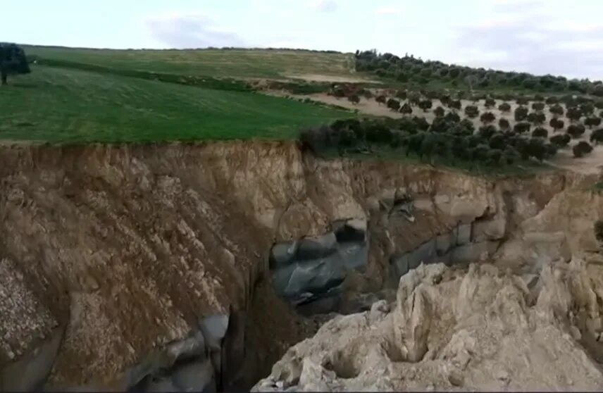 Разлом в турции после землетрясения фото Видео с гигантским разломом после землетрясения в Турции опубликовали в Сети