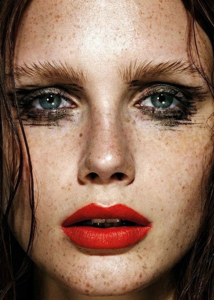 Размазанный макияж фото #lines #eyeliner #red lips #freckles #brows #black Beauty shoot, Makeup, Editori