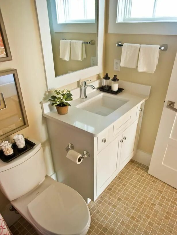 Размещение в ванной комнате фото HGTV Smart Home 2013: Guest Bathroom Pictures Bathroom design, Small bathroom, B