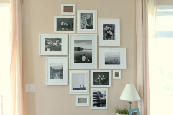 Разместить фото в комнате Wall picture frames arrangement on the peach wall