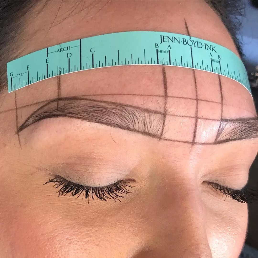 Разметка бровей фото That brow mapping though! Nothing like a good pre draw! Eyebrow makeup tips, Mic