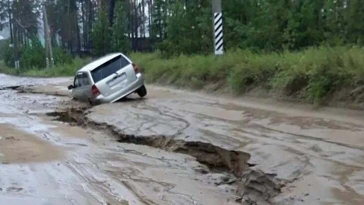 Размыло дорогу фото Из-за ливня в Улан-Удэ провалилась дорога за 101 млн рублей