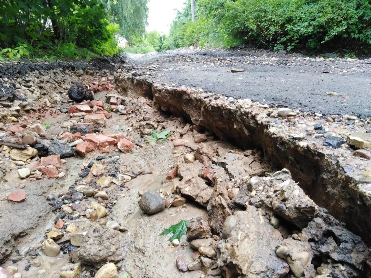 Размыло дорогу фото В Смоленске дождём размыло дорогу - SmolNarod.ru