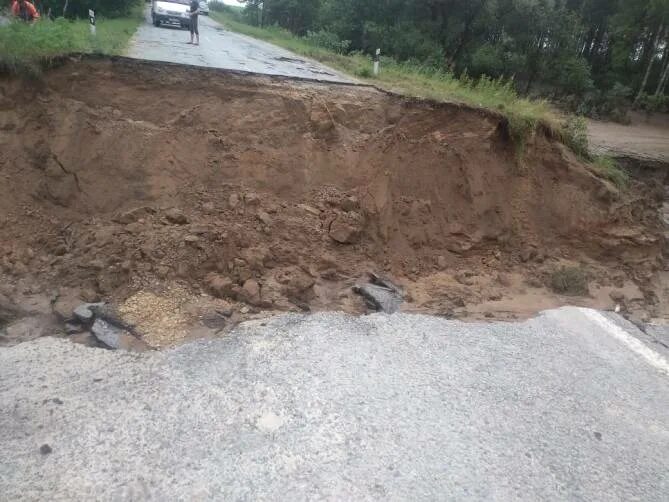 Размыло дорогу фото Опубликовано видео размытой ливнем дороги под Навлей 28.06.2021 Брянск - БезФорм