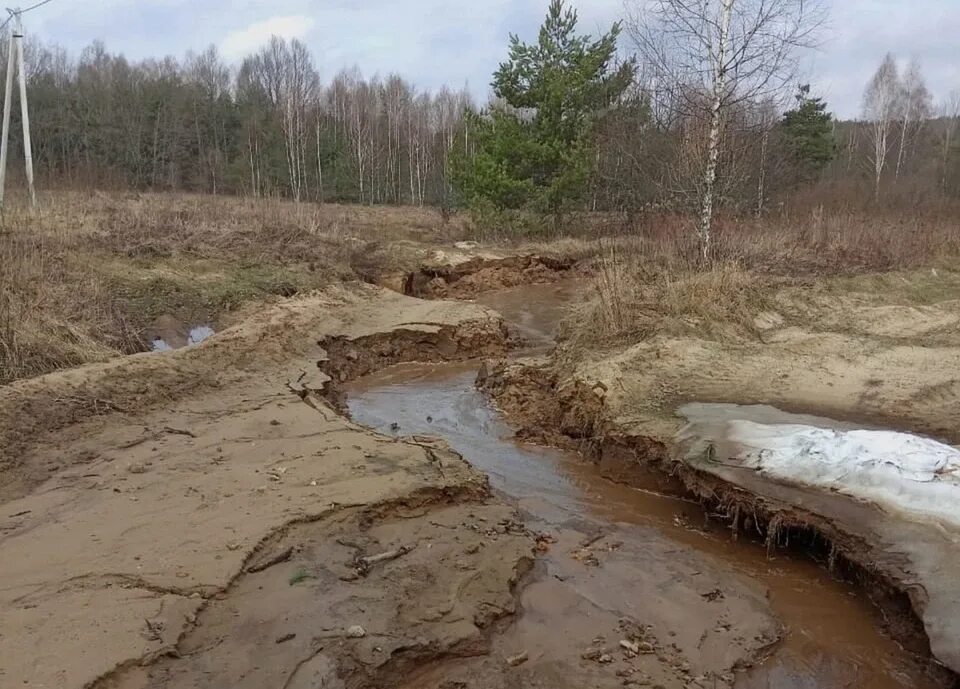 Размыло дорогу фото Единственную дорогу до деревни Голчань Калужской области размыло - KP.RU