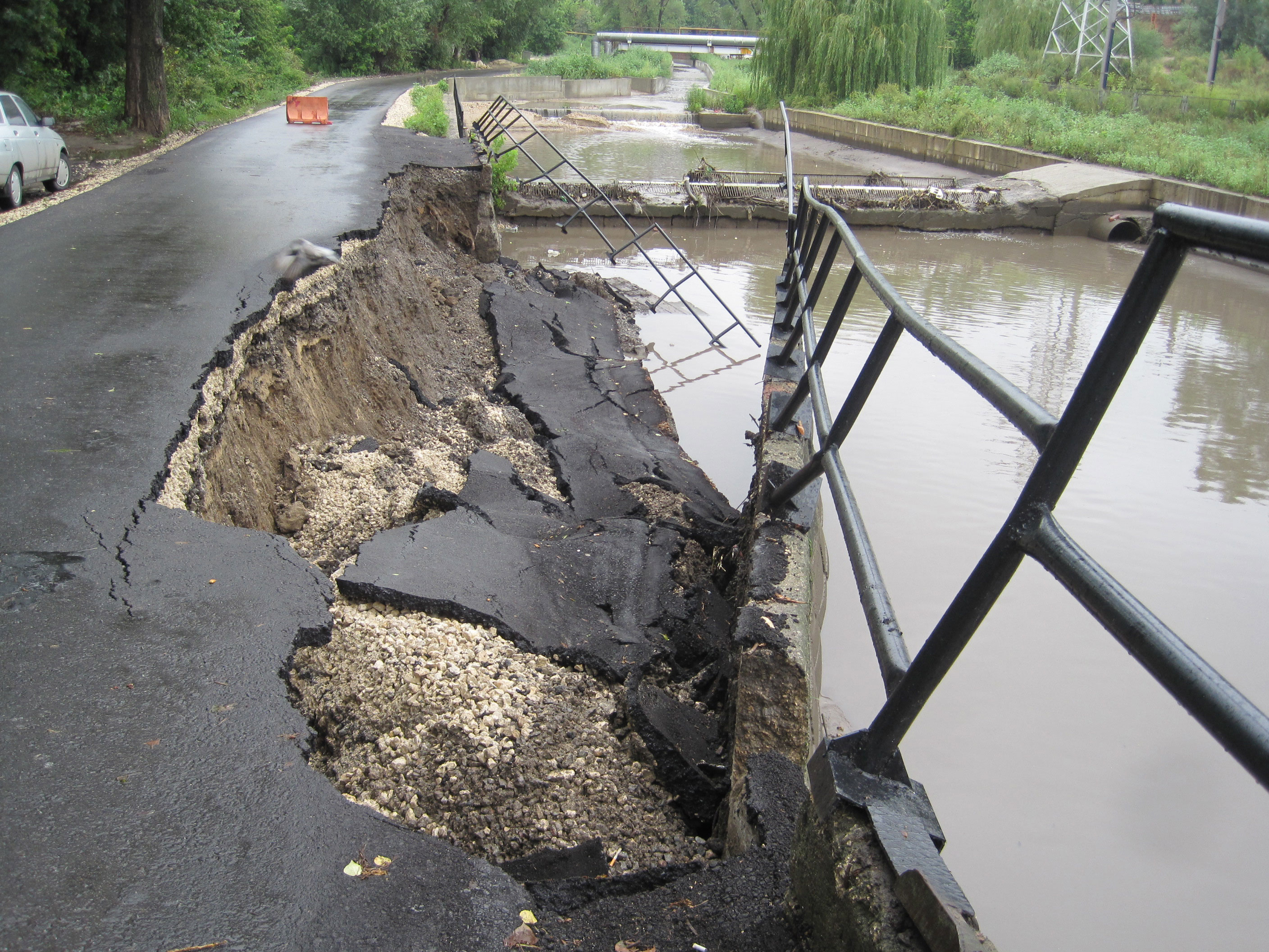 Размыло дорогу фото В Липецке ливень размыл дорогу