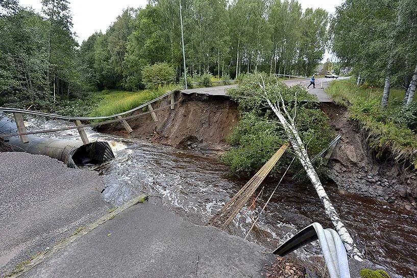 Размыло дорогу фото Фото дня: 22 августа - Картина дня - Коммерсантъ