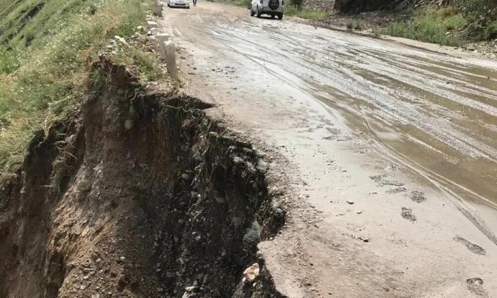 Размыло дорогу фото В Сузакском районе объявлен режим ЧС - Новости Кыргызстана. НТРК