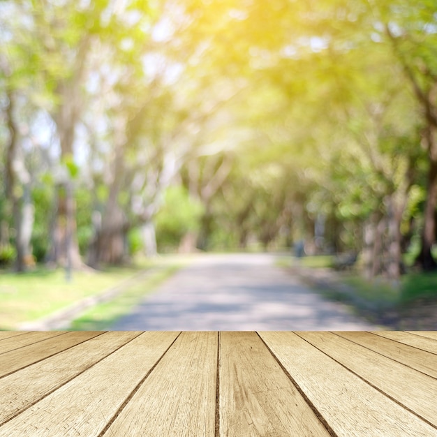 Размытие участка фото онлайн Premium Photo Empty table, perspective wood over blur tree with bokeh background