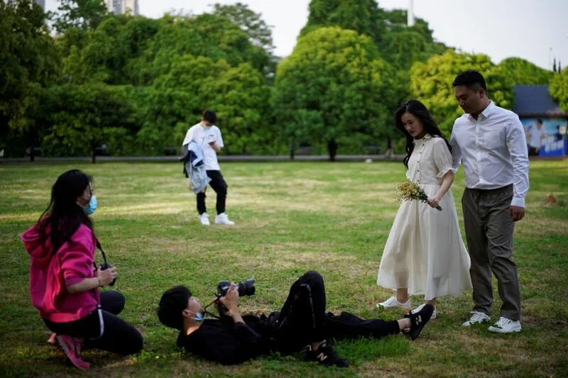 Разная жизнь фото Love wins: Wedding preparations resume in Wuhan as COVID-19 lockdown lifts Lifes