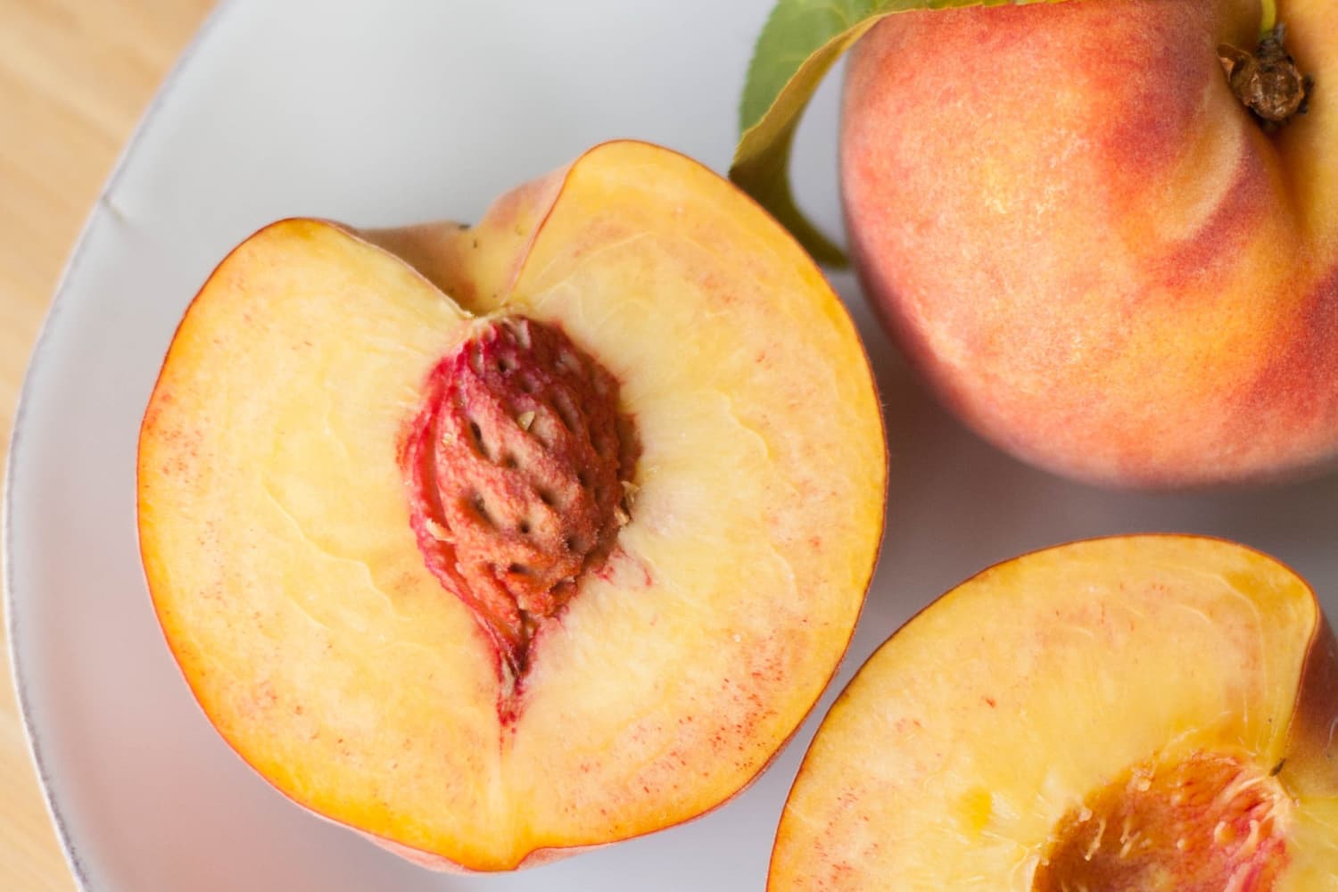 Разница между персиком и ракушкой фото The Best Way to Pick a Perfect Peach The Kitchn