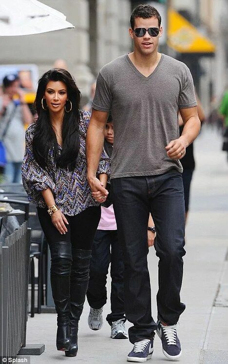 Разница в росте фото Kim Kardashian reunites with athlete husband Kris Humphries after hitting a spor