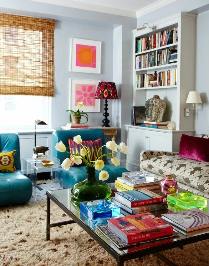 Разноцветная мебель в интерьере Upper East Side : Rita Konig Colourful living room, Colorful living room design,