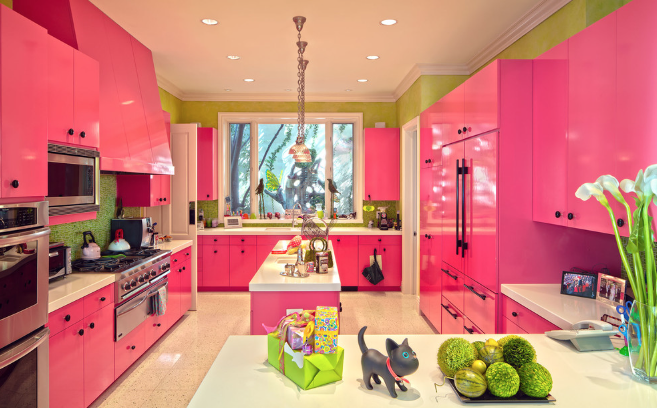 Разноцветные кухни в интерьере фото Pin on Dream Home in 2024 Eclectic kitchen design, Hot pink kitchen, Eclectic ki