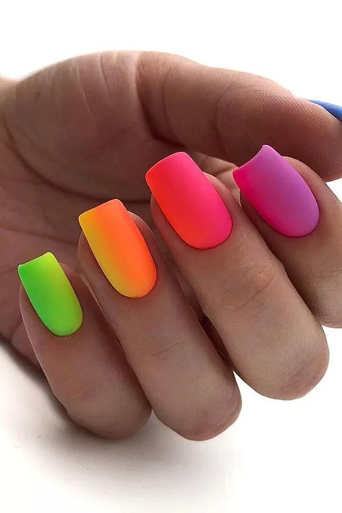 Разноцветные маникюр на короткие квадратные ногти Фото: naturelle_nails via instagram Rainbow nails, Neon nails, Ombre nails