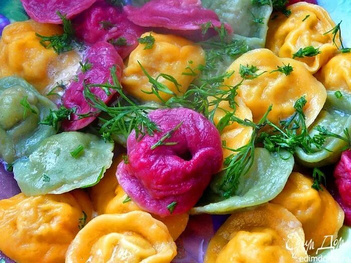 Разноцветные пельмени фото Рецепт салатов от поваров Food, Meat dumplings, Pasta recipes