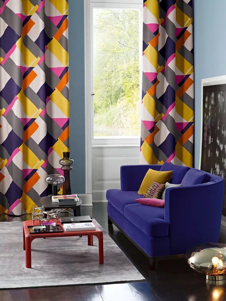 Разноцветные шторы в интерьере Living room, graphic design, curtain, drapery, sofa round, purple, pink. Cosmopo