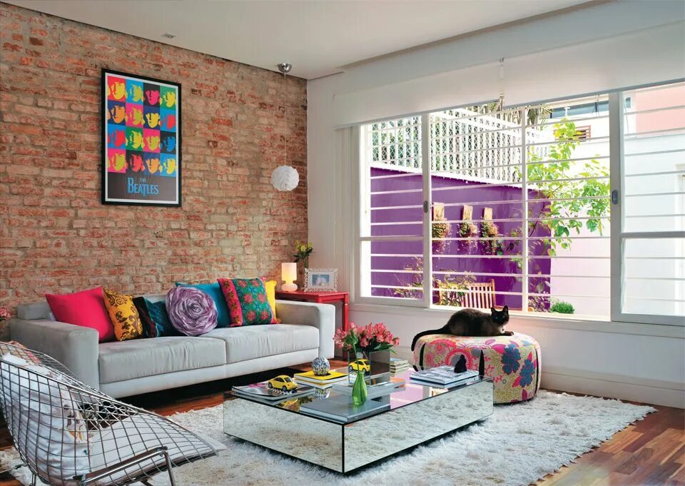 Разноцветные стены в интерьере So colorful! And I love the brick wall Salas pequenas, Interiores, Como decorar 