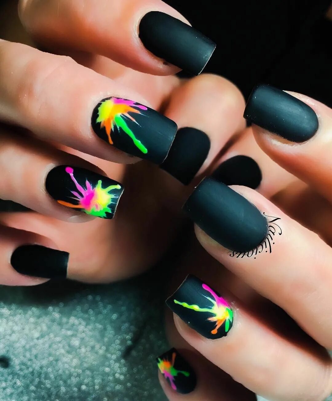 Разноцветный черный маникюр Kym Tylor on Instagram: "#nailicious #nailsbykymtylor" Squoval nails, Nail art, 