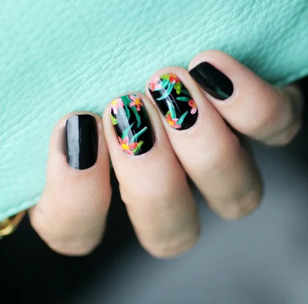 Разноцветный черный маникюр The French Mani Is Back (But Not the Way You Remember It) Fall nail art designs,