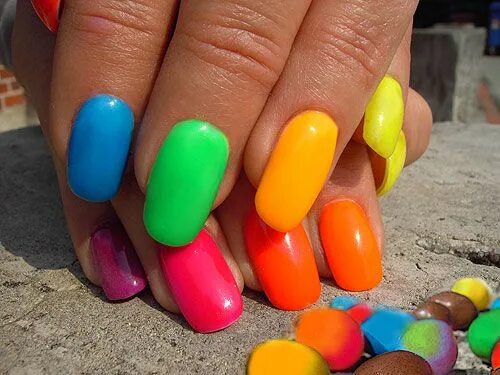 Разноцветный маникюр фото Kunterbunt - Kunstnägel mit Neonfarben Rainbow nails, Fluorescent nails, Rainbow