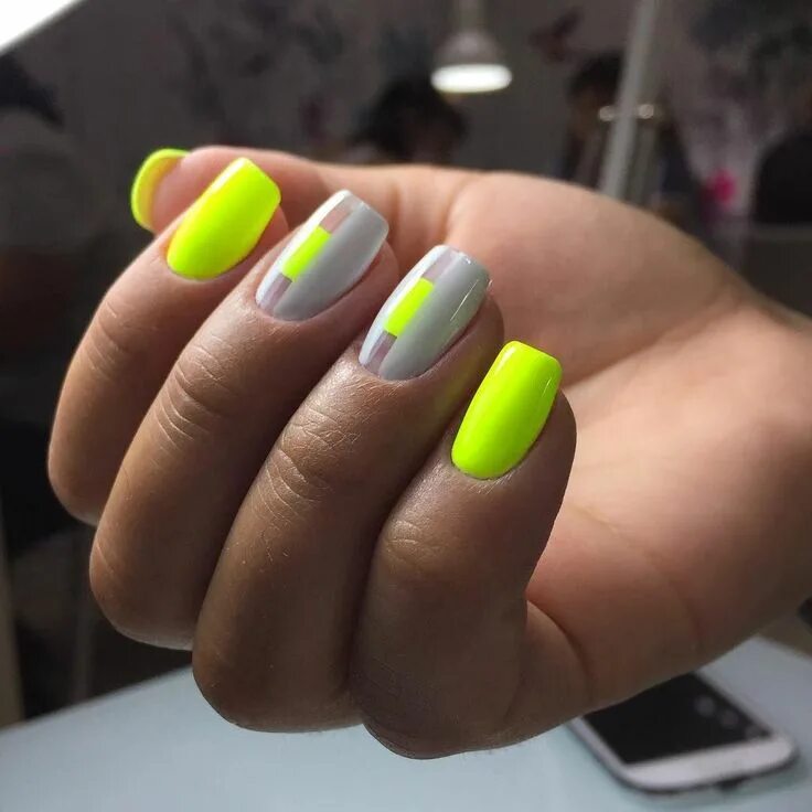 Разноцветный маникюр квадратные ногти Pin on Summer nails videos neon yellow