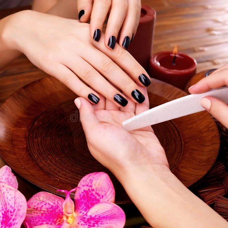 Разновидности маникюра фото Il Padrone Del Manicure Fa Il Manicure Sulle Mani Della Donna Fotografia Stock -