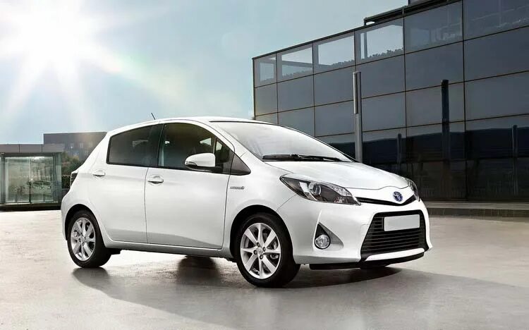 Разновидности тойот фото Прокат автомобиля Toyota Yaris в Крыму Аренда авто Тойота Ярис без водителя