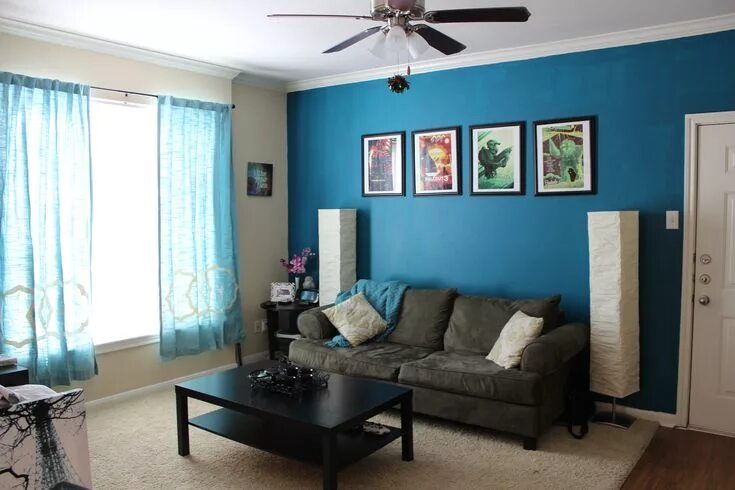 Разные стены в интерьере гостиной Teal accent wall with black and brown furniture. Teal living rooms, Accent walls