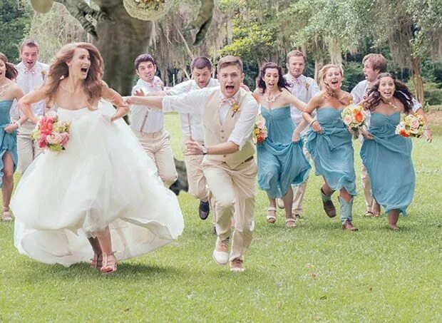 Разные свадьбы фото Wedding Photograph Features a Hungry T-Rex Chasing the Bridal Party Wedding part