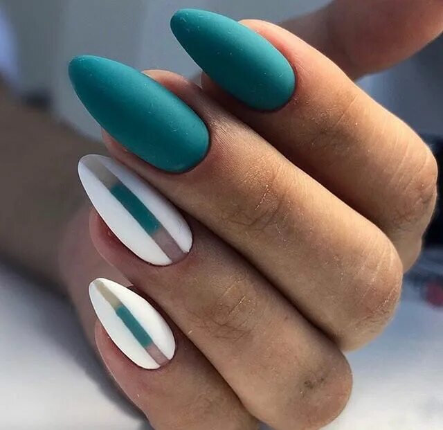 Разный маникюр на двух руках миндаль Pin by Irina Lybimova on Маникюр Solid color nails, Best acrylic nails, Manicure