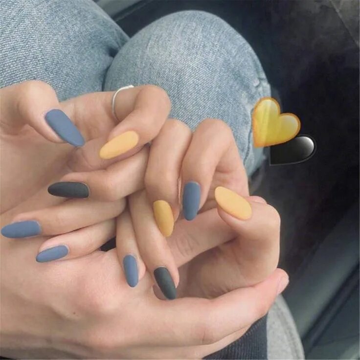 Разный маникюр на двух руках миндаль Set of 24 Matte Morandi Blue Yellow Black Match Nails,Glue On Nails,Press On Nai