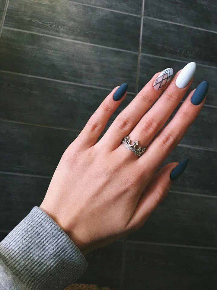 Разный маникюр на двух руках миндаль Pin by greece_dd on My_Маникюр Solid color nails, Manicure, Kylie jenner nails