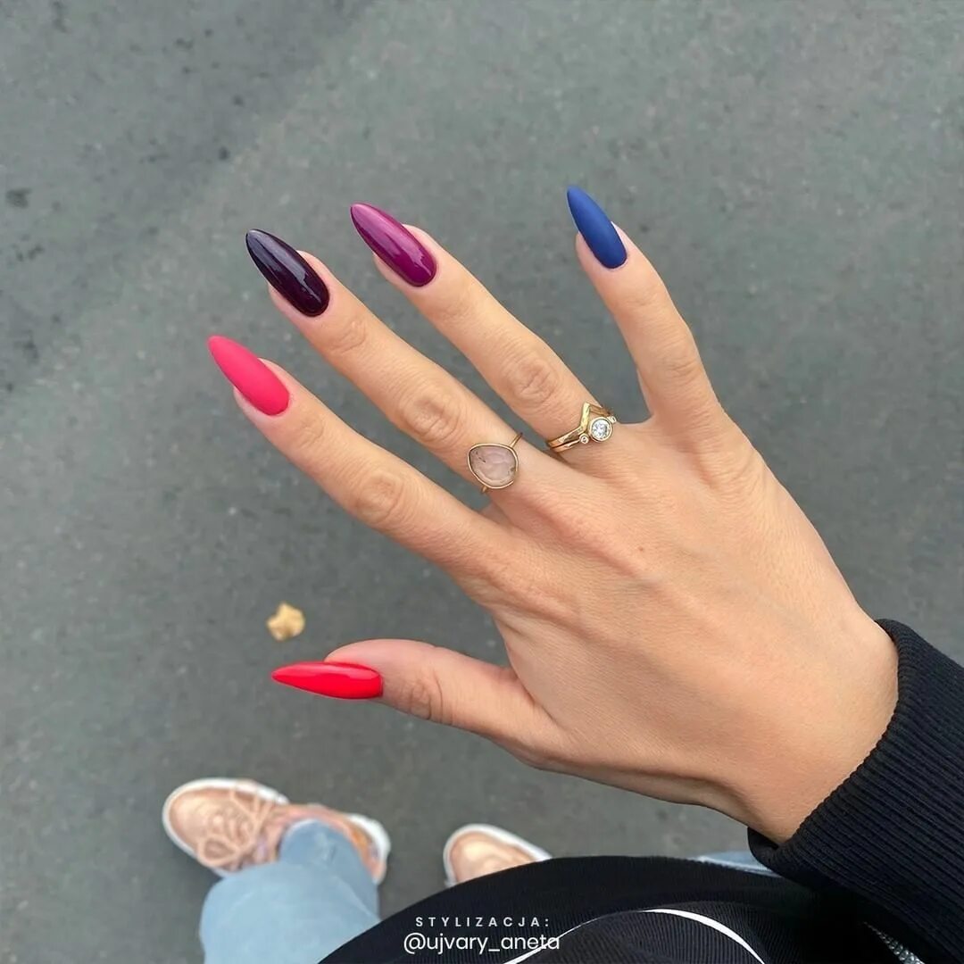 Разный маникюр на двух сочетание цветов Pin on Nails Multicolored nails, Nail art designs, Winter nails