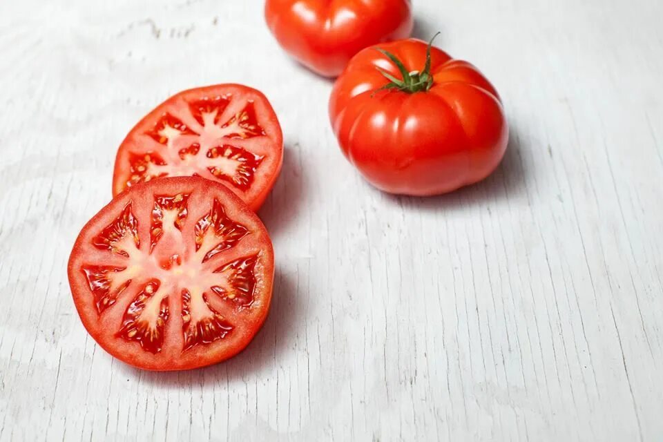 Разрезанный помидор фото Guest Post I How the Vitamin C in Tomatoes Makes You Healthy AND Happy " Blog Nu