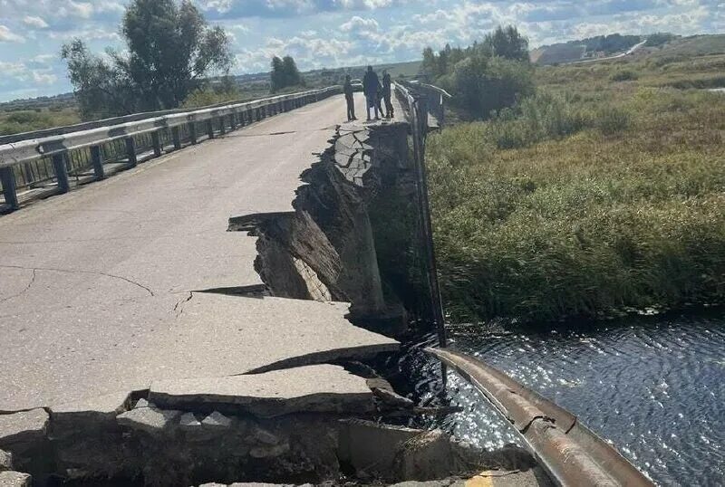 Разрушение моста фото В Нижегородской области обрушился мост через реку Ургу. Сейчас движение по. ВЕСТ