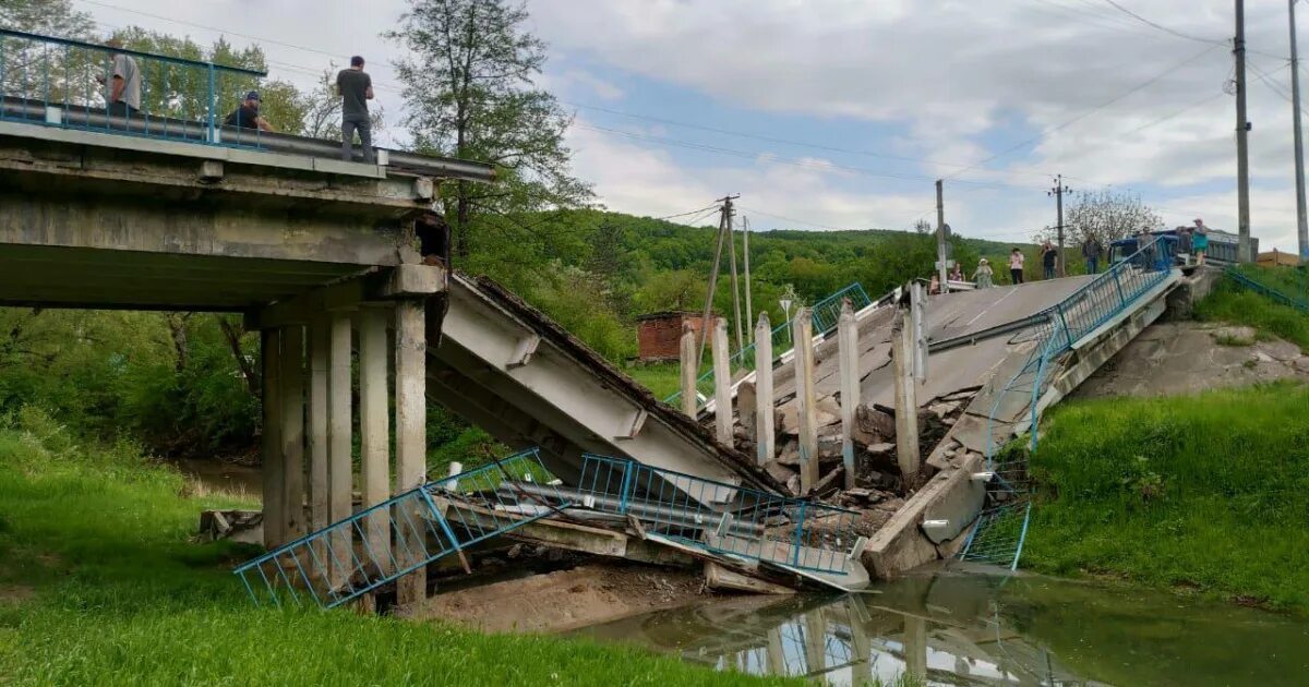 Разрушение моста фото СК и прокуратура начали проверку после обрушения моста в Северском районе - РБК