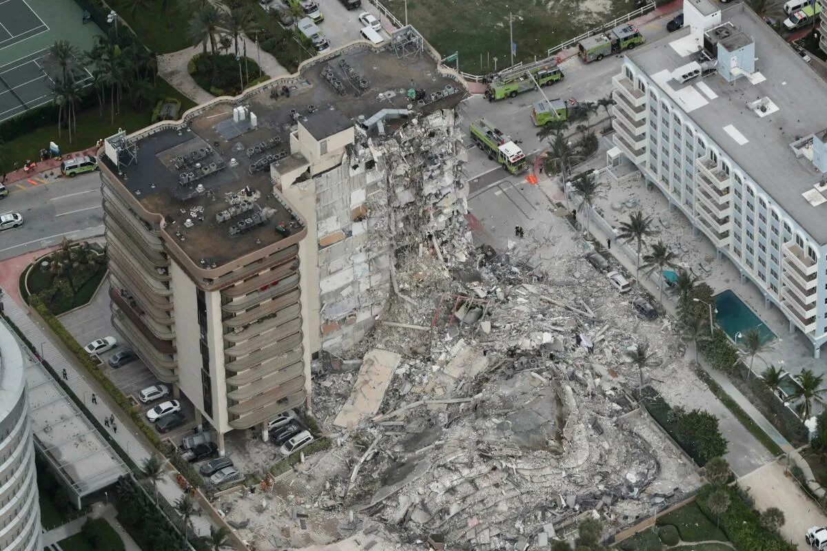 Разрушение зданий фото Many feared dead after Florida beachfront condo collapses