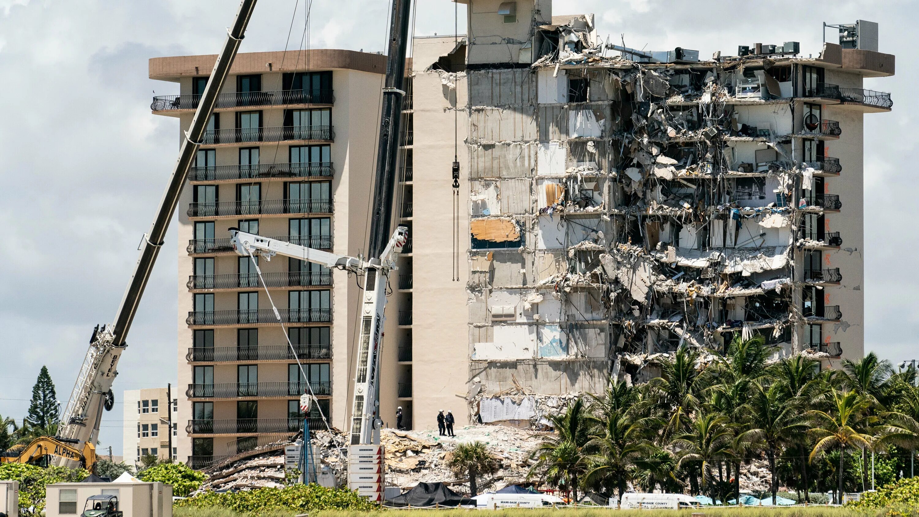 Разрушение зданий фото Why Did This Florida Condo Building Collapse? Experts Explain. - The New York Ti