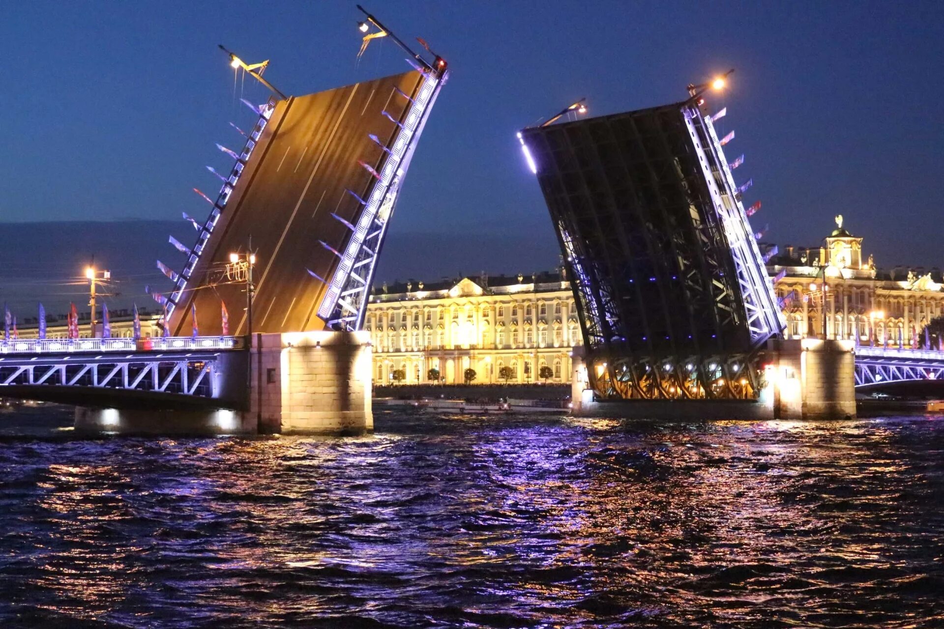 Разведение дворцового моста фото ВОДНЫЕ ПРОГУЛКИ: Ночь разводных мостов с музыкальной программой