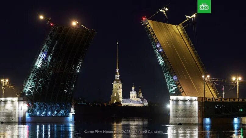 Разведение дворцового моста фото Перед проведением Дня ВМФ в Петербурге временно изменен график разведения мостов