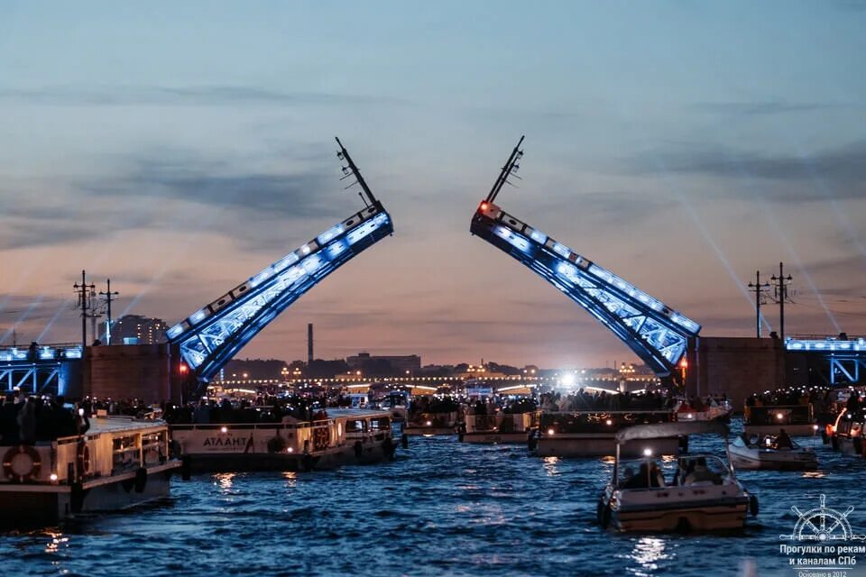 Разведение мостов в санкт петербурге фото Развод мостов на теплоходе - цены на ночную экскурсию в Петербурге, расписание и