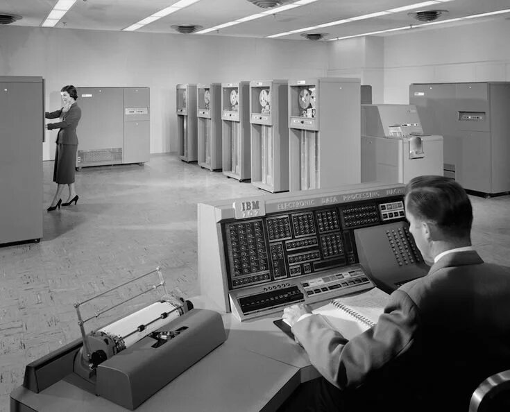 Развитие и перспективы вычислительной техники фото IBM 702 Machine, 1955 © Ezra Stoller Computer history, Ibm, Old technology