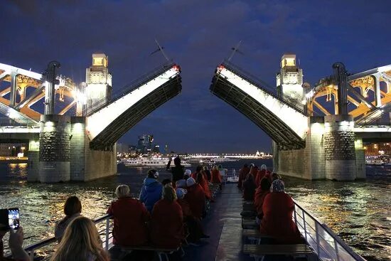 Развод мостов фото Маленький путешественник на "Золотой Стреле" из Петергофа в Петербург - Picture 