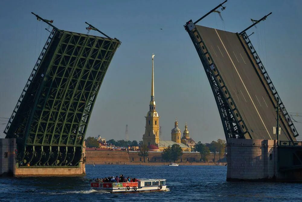 Развод мостов фото Дворцовый мост разведут под арию из "Кармен" - Российская газета