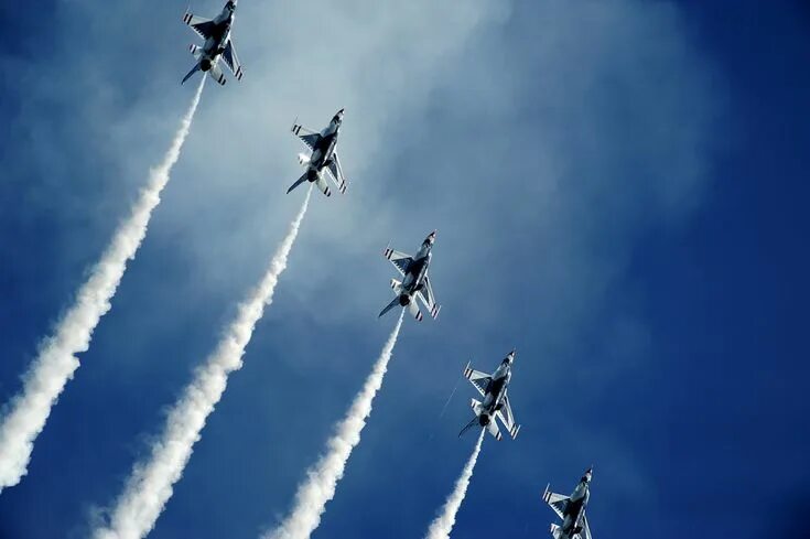 Реактивный самолет фото в небе Precision movements Usaf thunderbirds, Air show, Air force wallpaper