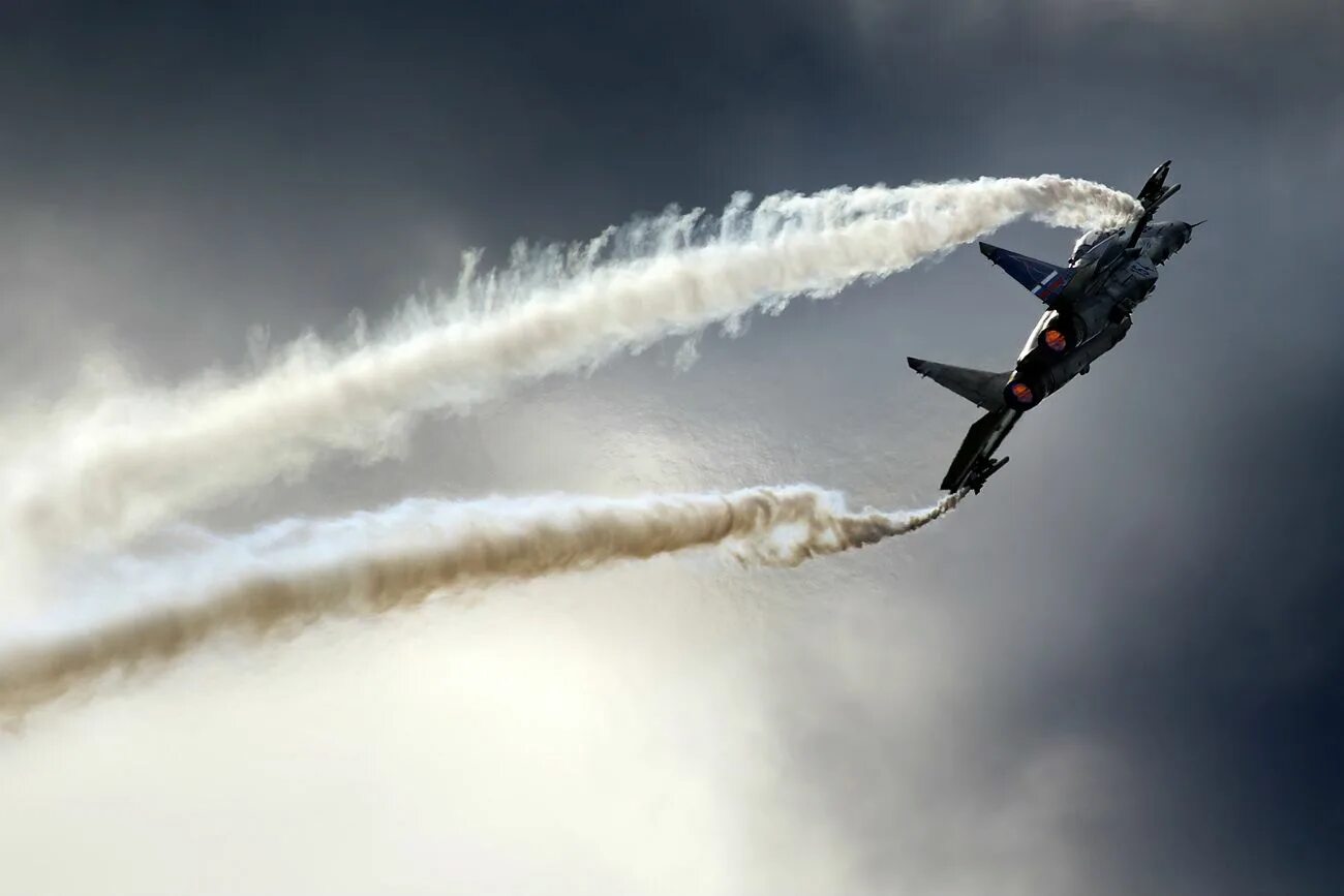 Реактивный самолет фото в небе Striking Russian Fighter Jet Pictures Russian fighter jets, Fighter jets, Fighte